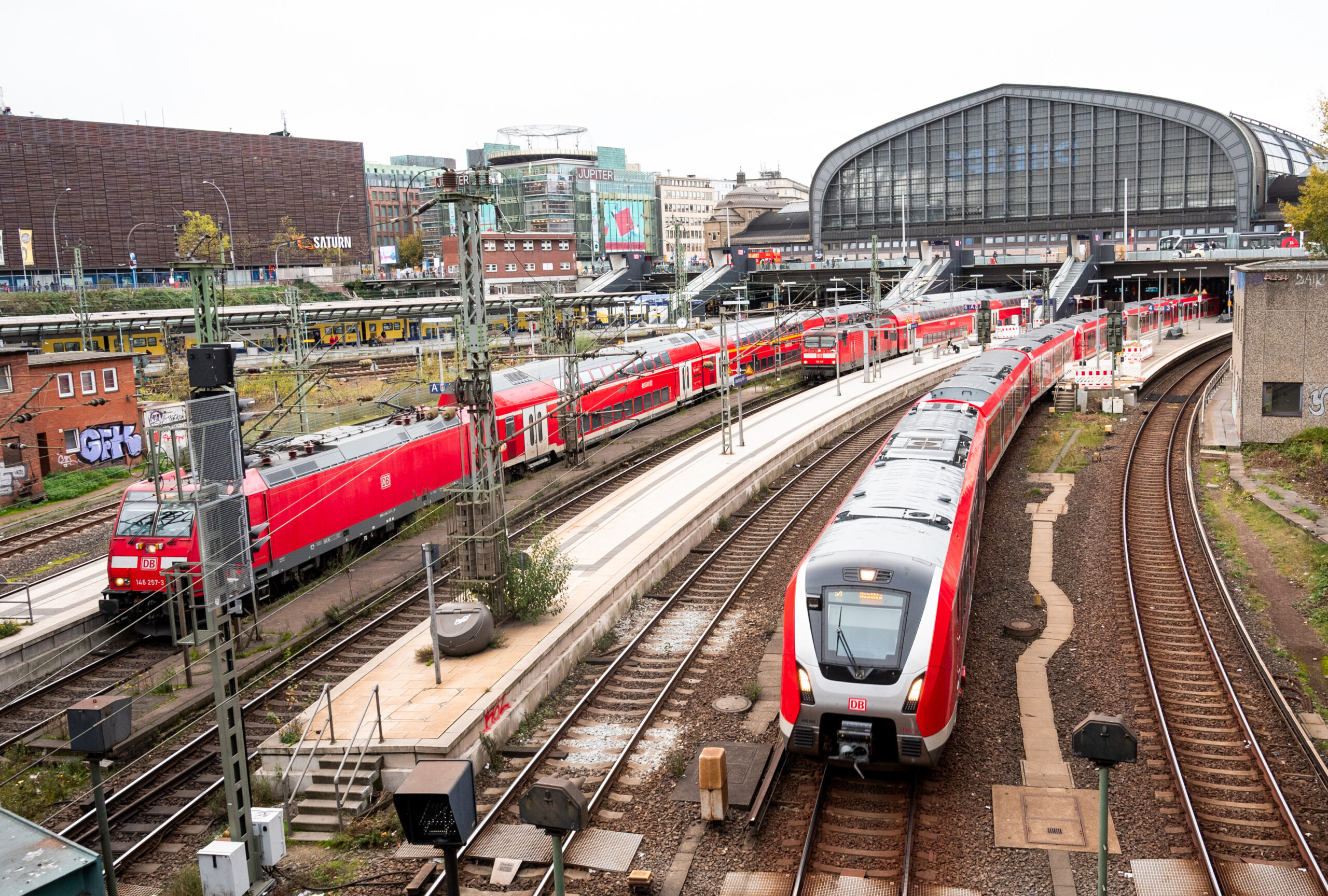 Eine S-Bahn fährt aus dem Hamburger Hauptbahnhof aus.
