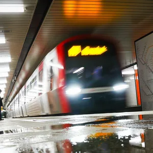 Eine U-Bahn fährt am frühen Morgen in den Bahnhof Schlump ein.