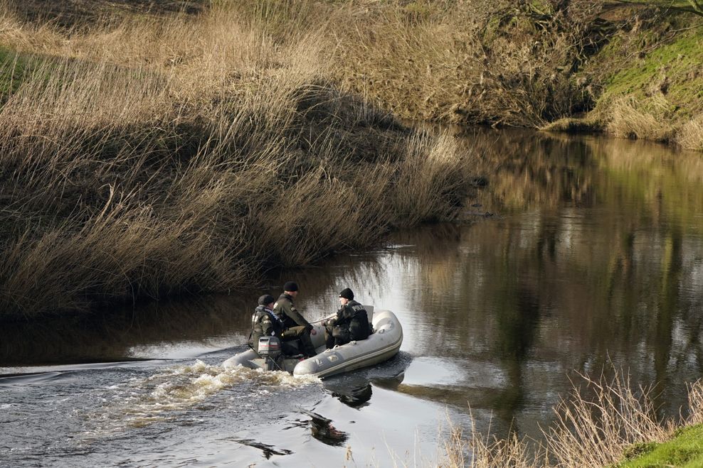 Suchteams der Polizei am Fluss Wyre