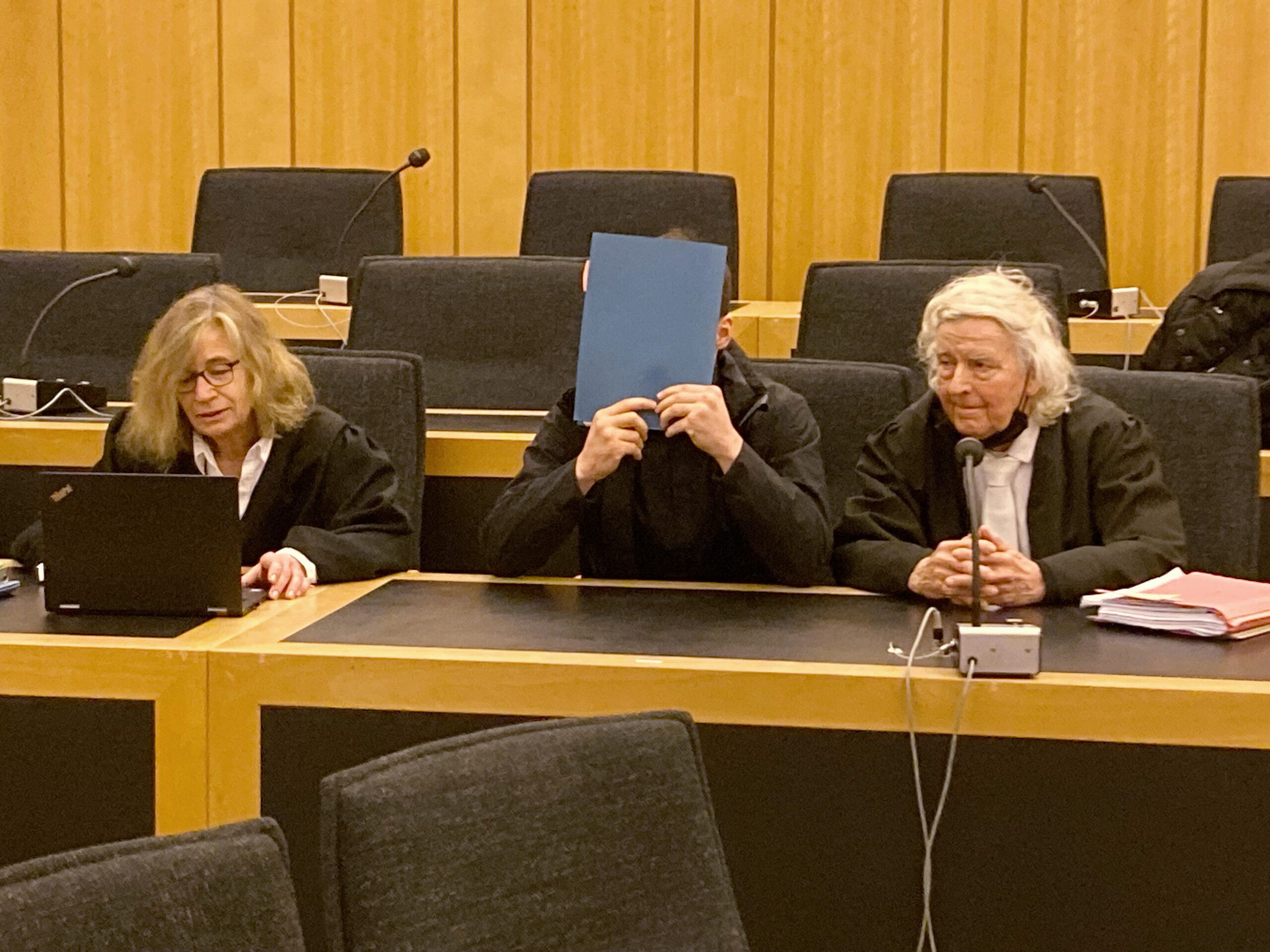 Der 20 Jahre alte Angeklagte sitzt zwischen seiner Pflichtverteidigerin Ulrike Baumann (l.) und dem Anwalt Siegmund Benecken (r.) im Gerichtssaal.