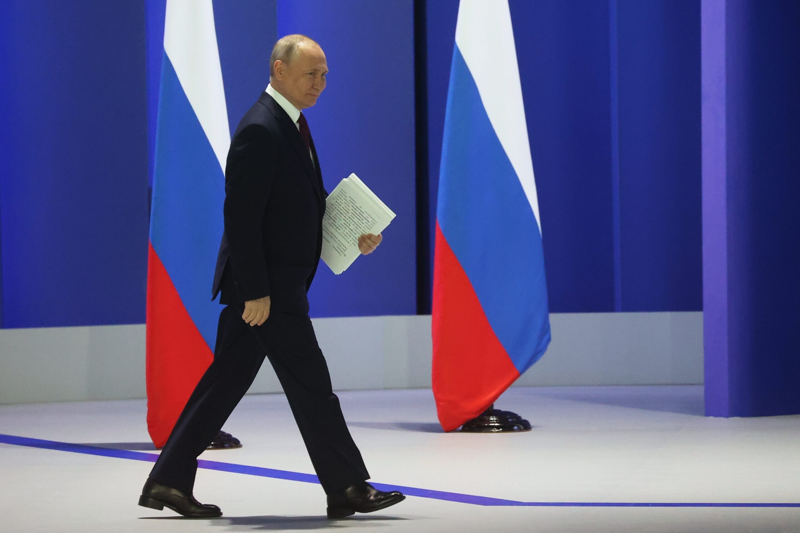 Der russische Präsident Wladimir Putin kommt mit Unterlagen unter dem Arm zu seiner jährlichen Rede zur Lage der Nation.