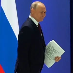 Der russische Präsident Wladimir Putin kommt mit Unterlagen unter dem Arm zu seiner jährlichen Rede zur Lage der Nation.