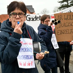 Vor der Malzfabrik Grevesmühlen protestieren Teilnehmer einer Demonstration während einer Sitzung des Kreistages Nordwestmecklenburg gegen die geplante Flüchtlingsunterkunft in Upahl.