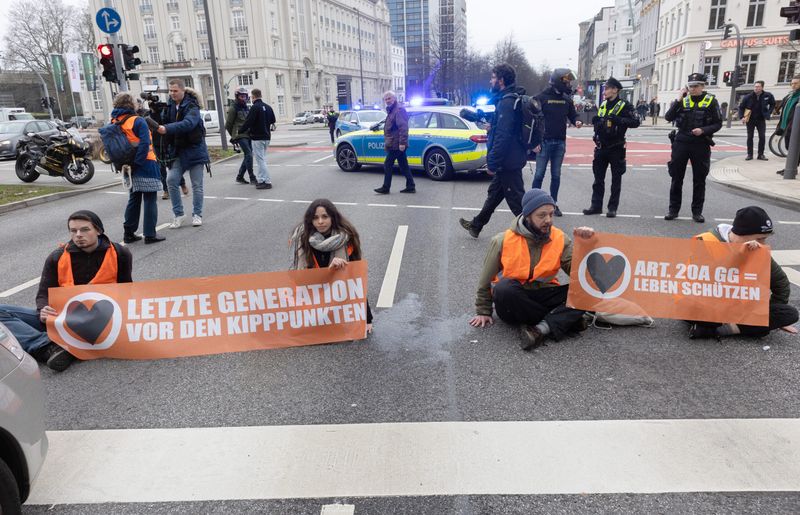 Aktivisten der Umweltgruppe „Letzte Generation“ haben sich auf dem Gorch-Fock-Wall am Stephansplatz festgeklebt
