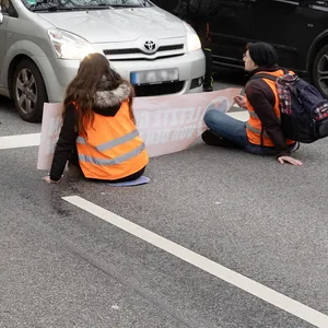 Klimaaktivisten der Gruppe „Letzte Generation” blockieren eine Straße in Hamburg.