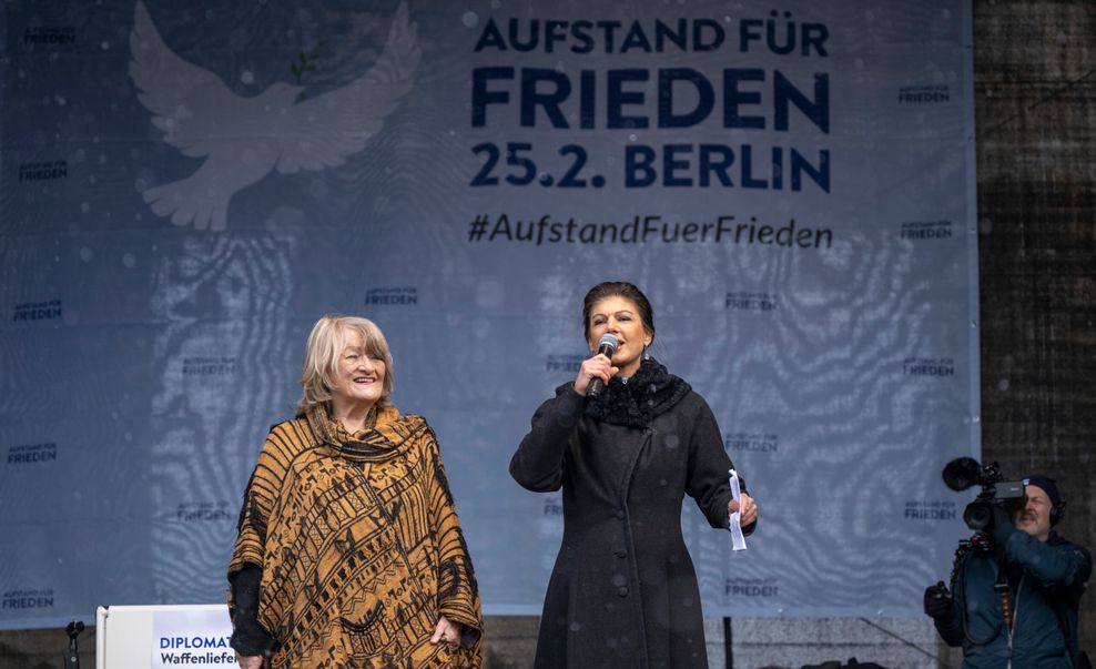 Alice Schwarzer (l), Frauenrechtlerin, und Sahra Wagenknecht (Die Linke), bei der umstrittenen Demonstration für Verhandlungen mit Russland im Ukraine-Krieg.