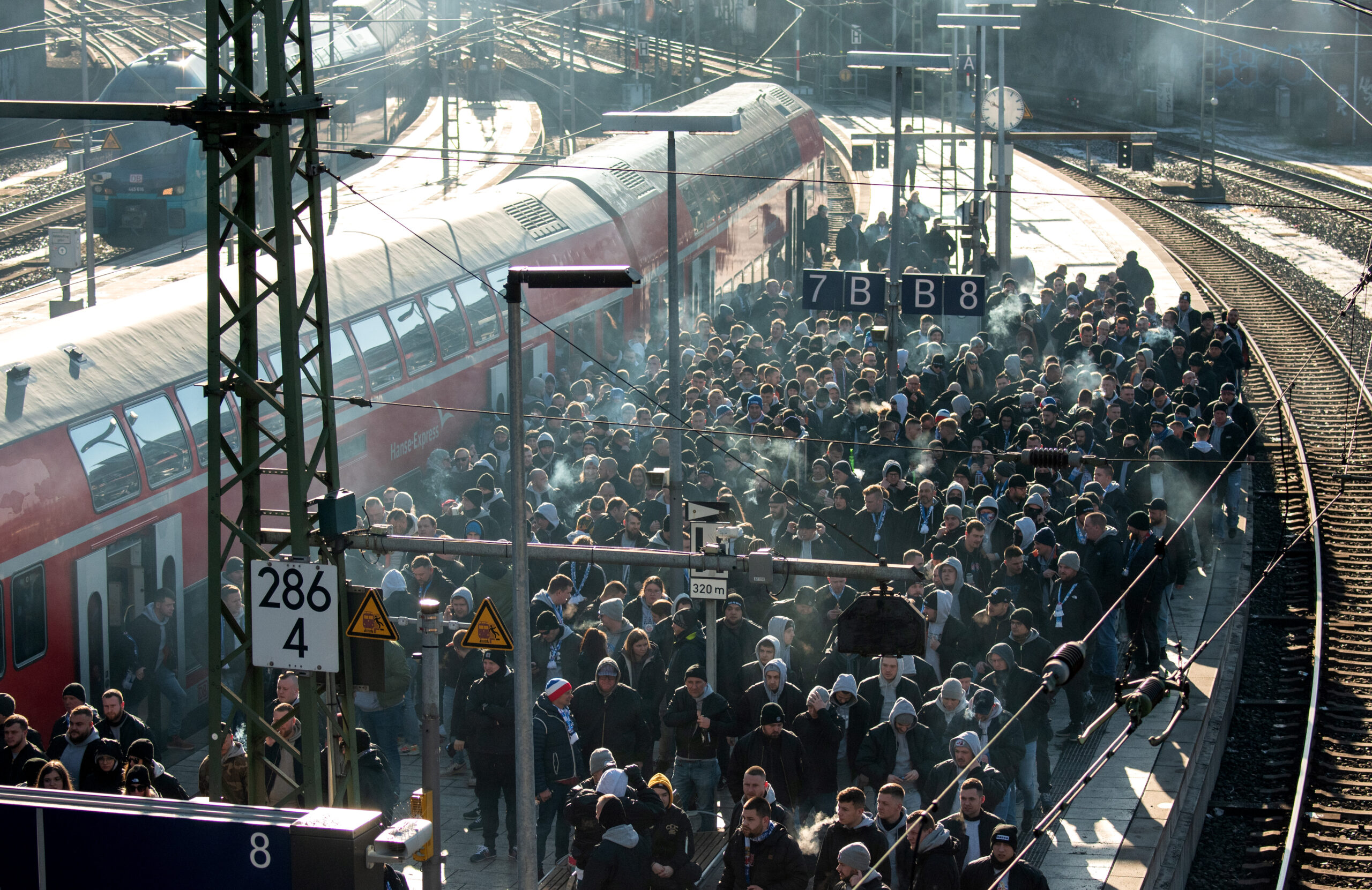 Rostocker Fans kommen mit einem Zug am Hauptbahnhof an.