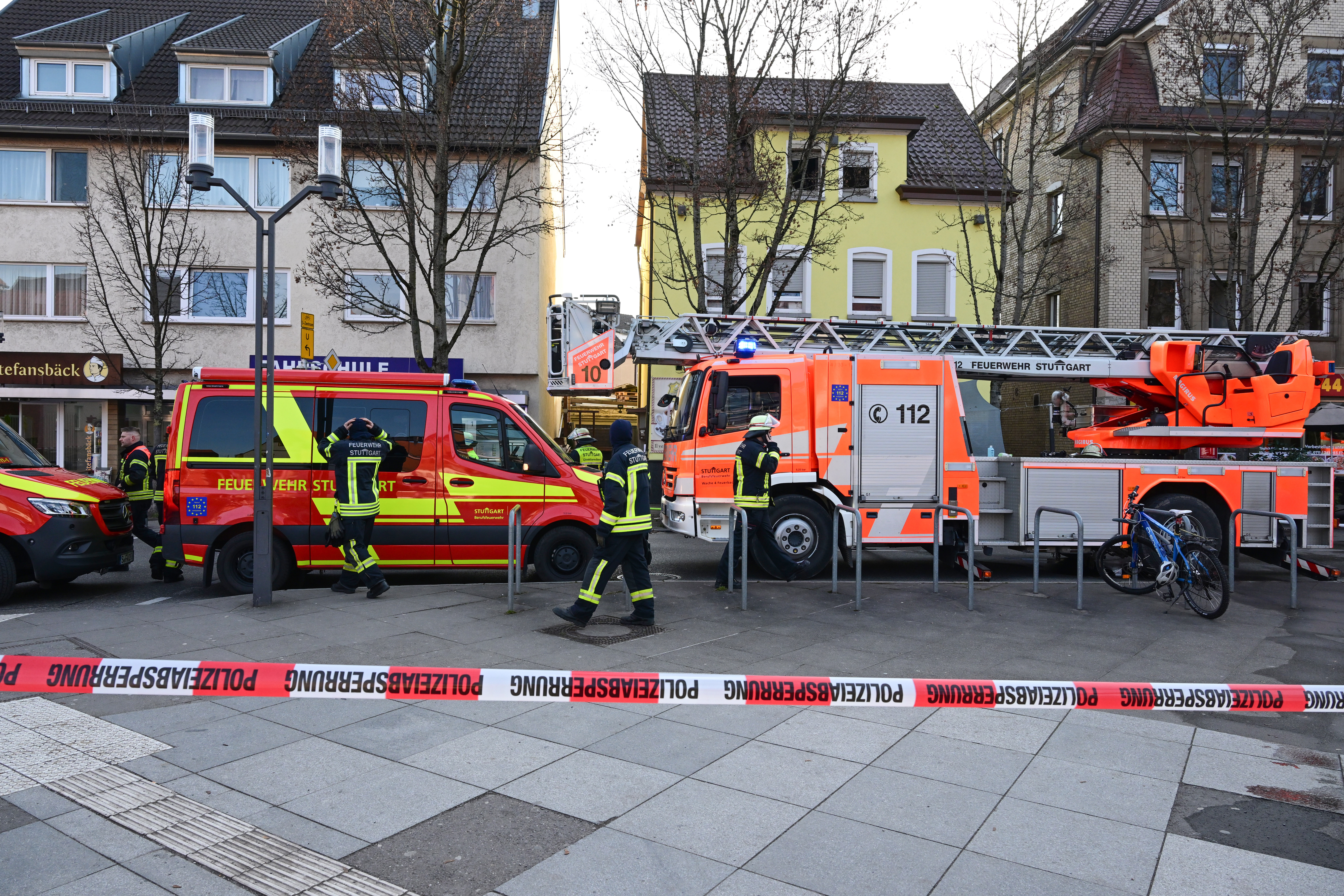 Einsatzkräfte der Polizei und der Feuerwehr sichern bei einem Großeinsatz in Stuttgart einen Tatort.