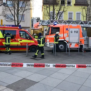 Einsatzkräfte der Polizei und der Feuerwehr sichern bei einem Großeinsatz in Stuttgart einen Tatort.