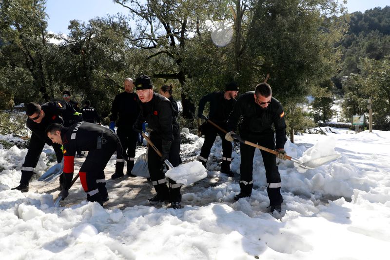 Mitglieder der Militärischen Nothilfe-Einheit UME schaufeln Schnee im Wallfahrtsort Escora vor dem Kloster Lluc.