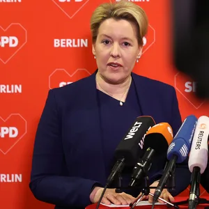 Giffey bei einer Pressekonferenz