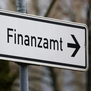 Schild zum Finanzamt