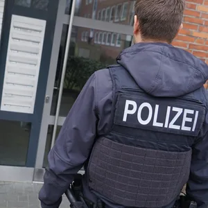 Ein Bundespolizist vor einem Hamburger Wohnhaus