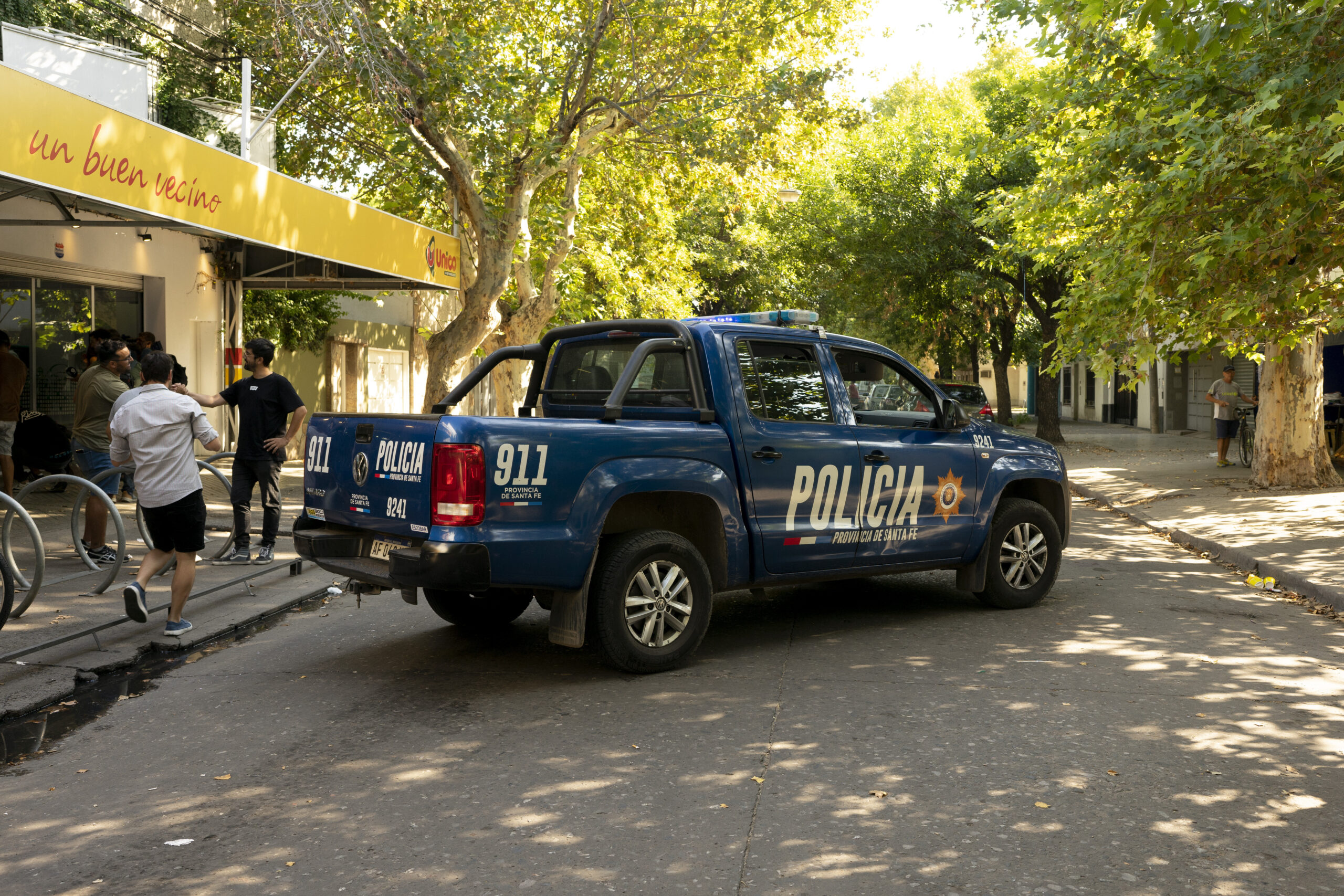 Escena del crimen en Rosario: el supermercado del suegro de Lionel Messi abrió 14 tiros por parte de asaltantes no identificados.