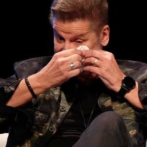 Der Sänger Hartmut Engler von der Band Pur trocknet bei einem Fototermin bei der Vorstellung des Musical "Abendteuerland - Musical mit Hits von Pur" nach dem Vortrags eines der Songs die Augen.