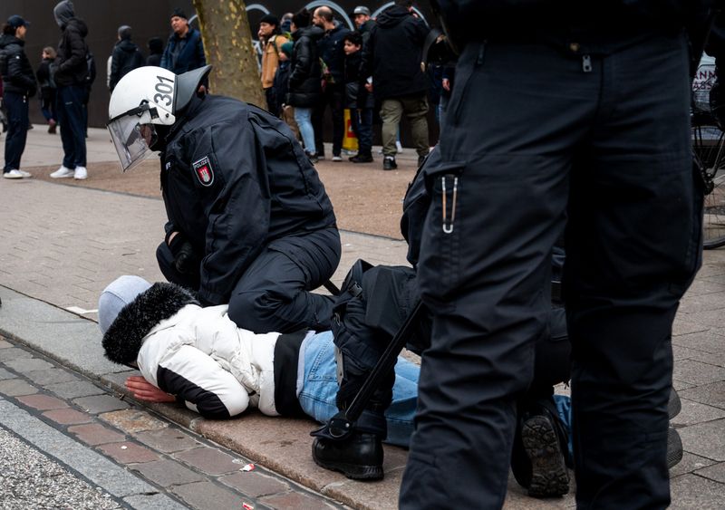 Ein Polizist hält in der Einkaufsstraße Mönckebergstraße einen Jugendlichen fest
