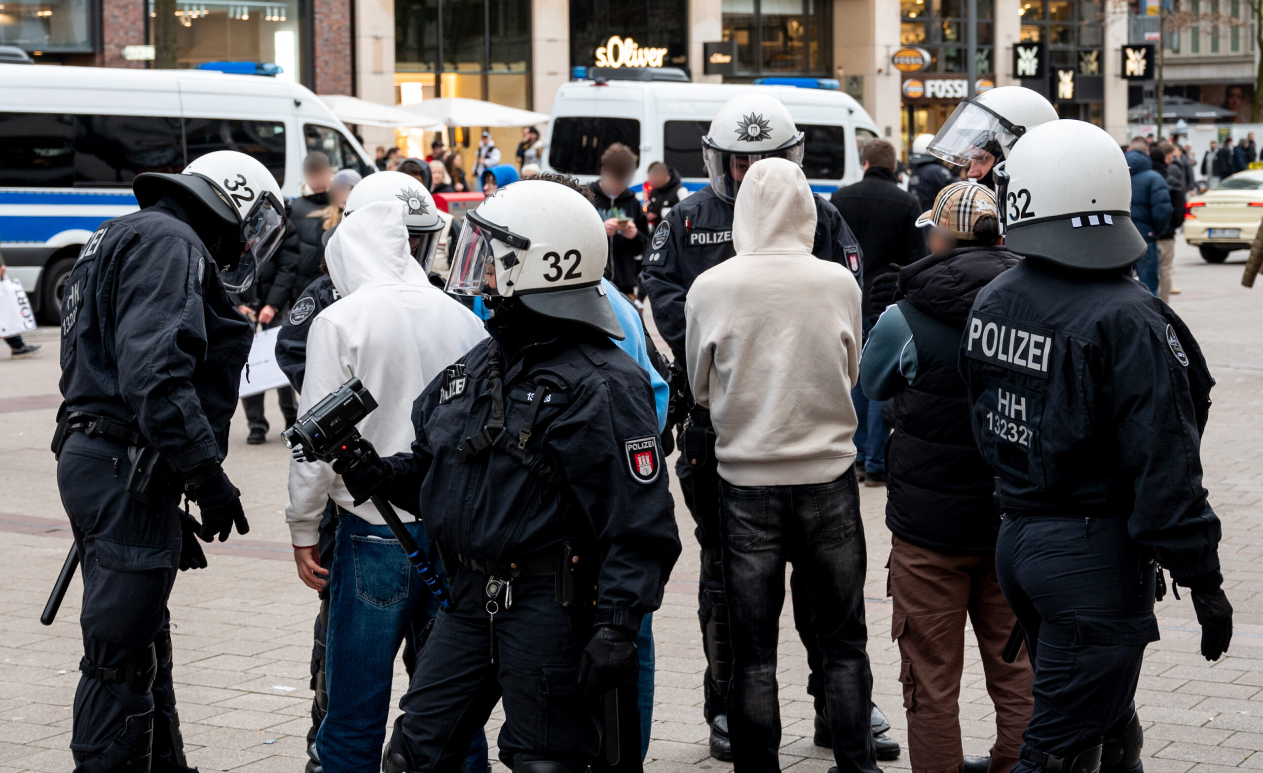 Polizisten kontrollieren in der Einkaufsstraße Mönkebergstraße mehrere Jugendliche.