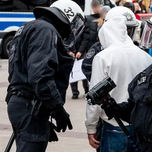 Polizisten kontrollieren in der Einkaufsstraße Mönkebergstraße mehrere Jugendliche.