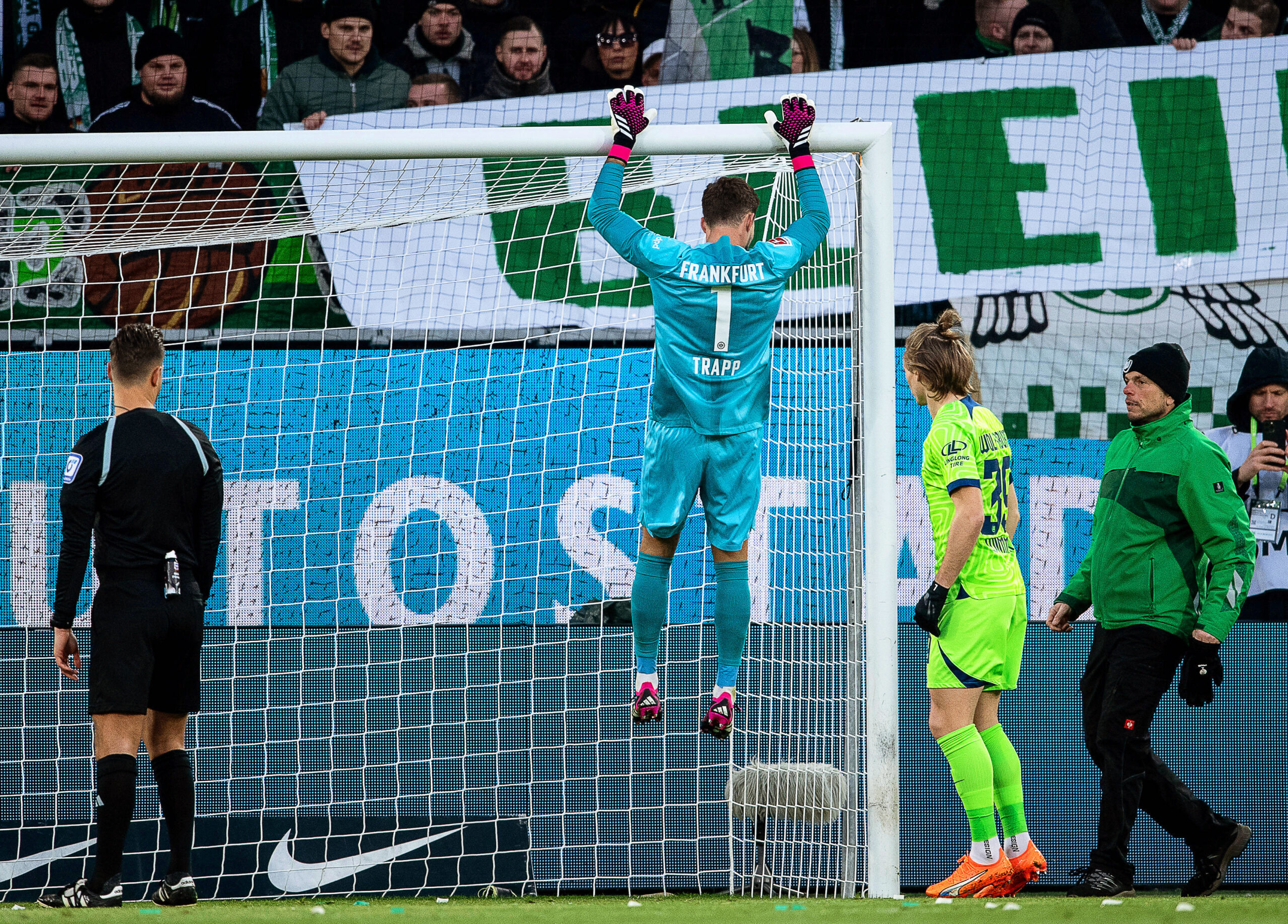 Eintracht Frankfurts Keeper Kevin Trapp musste einschreiten, weil ein Torpfosten in Wolfsburg zu hoch war.