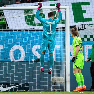 Eintracht Frankfurts Keeper Kevin Trapp musste einschreiten, weil ein Torpfosten in Wolfsburg zu hoch war.