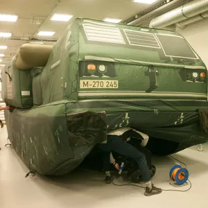 Die Firma Inflatech aus der tschechischen Grenzstadt Decin stellt aufblasbare Attrappen von schweren Militärfahrzeugen her.