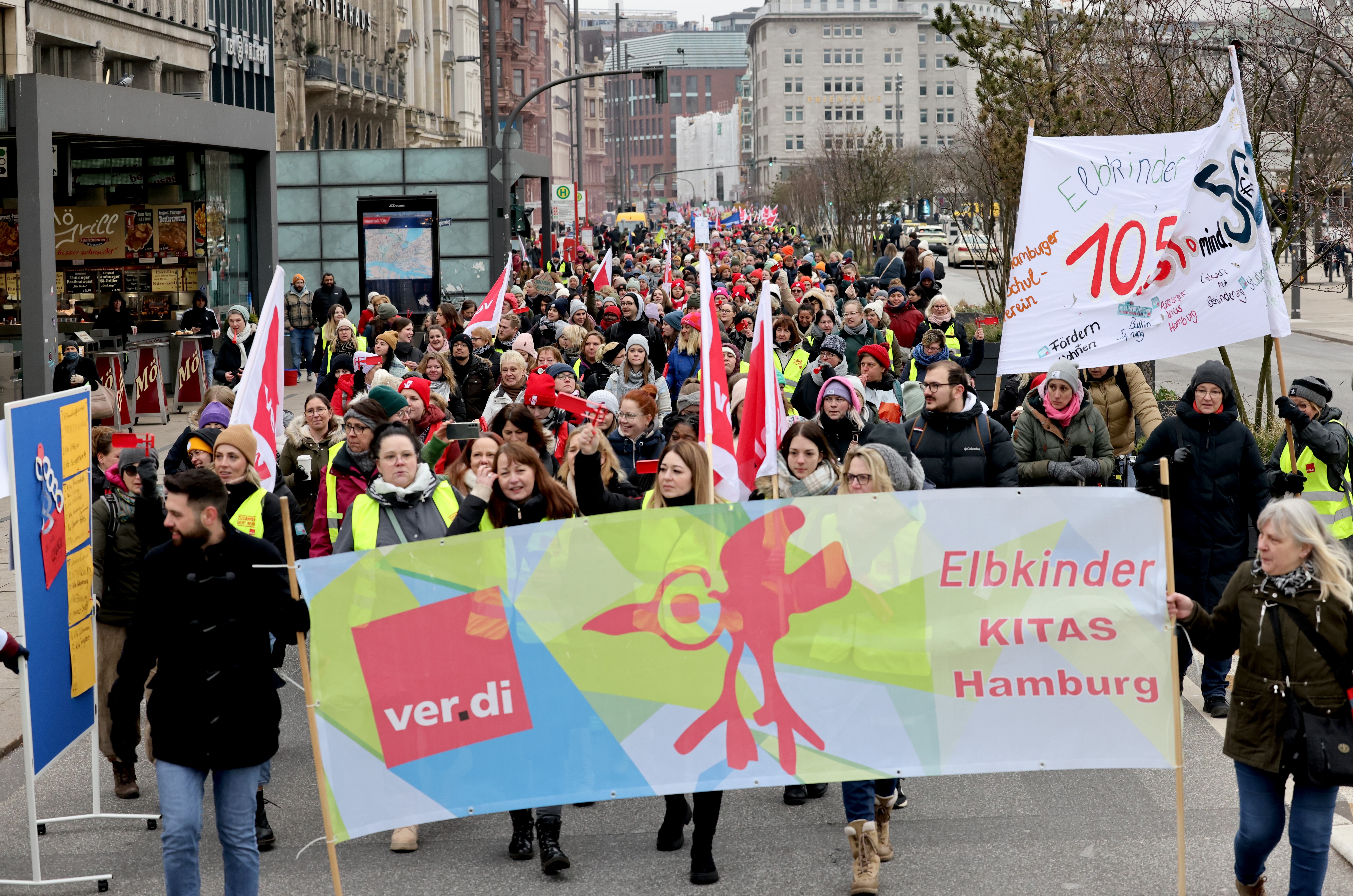 Rund 3000 Beschäftigte in Kindertagesstätten und sozialen Einrichtungen protestierten am Mittwoch in Hamburg für bessere Arbeitsbedingungen.