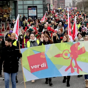 Rund 3000 Beschäftigte in Kindertagesstätten und sozialen Einrichtungen protestierten am Mittwoch in Hamburg für bessere Arbeitsbedingungen.