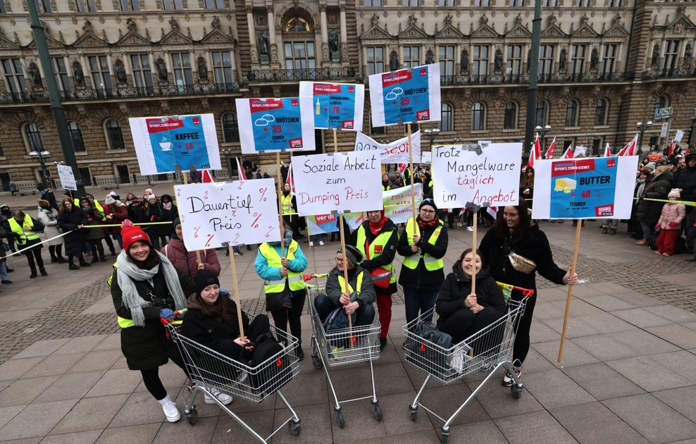 Die Demonstrantinnen und Demonstranten zogen bis vor der Hamburger Rathaus.