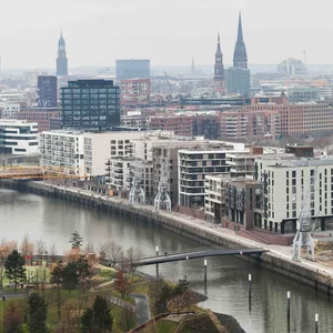 Fertige Wohnhäuser und Baustellen sind am Baakenhafen in der Hafencity zu sehen. Gut 20 Jahre nach Baubeginn sind 4000 Wohnungen fertiggestellt.