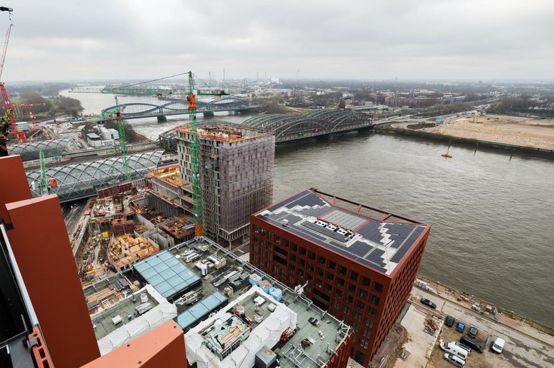 Blick über die Baustelle des EDGE HafenCity-Ensembles neben den Elbbrücken