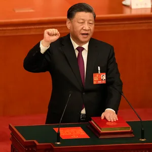 Xi Jinping mit erhobenem rechten Arm, die Hand zur Faust geballt