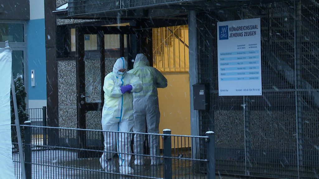 Ermittler der Spurensicherung am Freitagmorgen am Königreichssaal der Zeugen Jehovas in Alsterdorf.