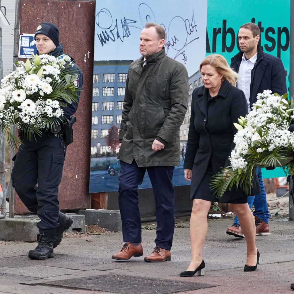 Hamburgs Innensenator Andy Grote und Bundesministerin Nancy Faeser (beide SPD) besuchen den Tatort vor dem Gebäude der Zeugen Jehovas im Stadtteil Alsterdorf.