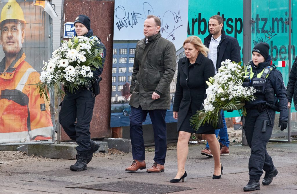 Hamburgs Innensenator Andy Grote und Bundesministerin Nancy Faeser (beide SPD) besuchen den Tatort vor dem Gebäude der Zeugen Jehovas im Stadtteil Alsterdorf.