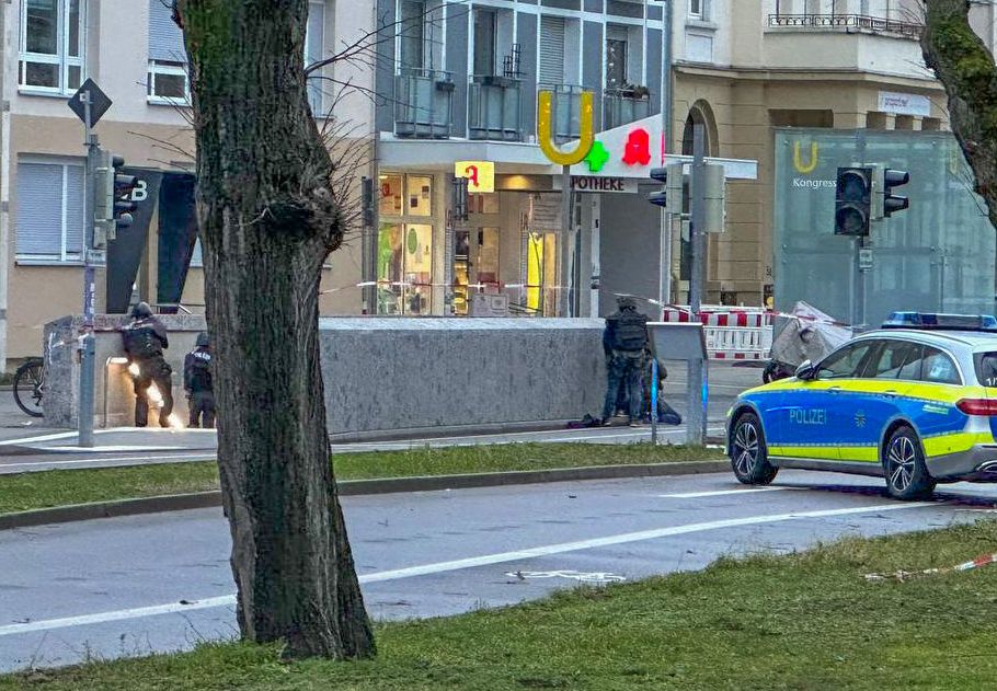 Polizisten in Spezialausrüstung sind vor der Apotheke im Einsatz.