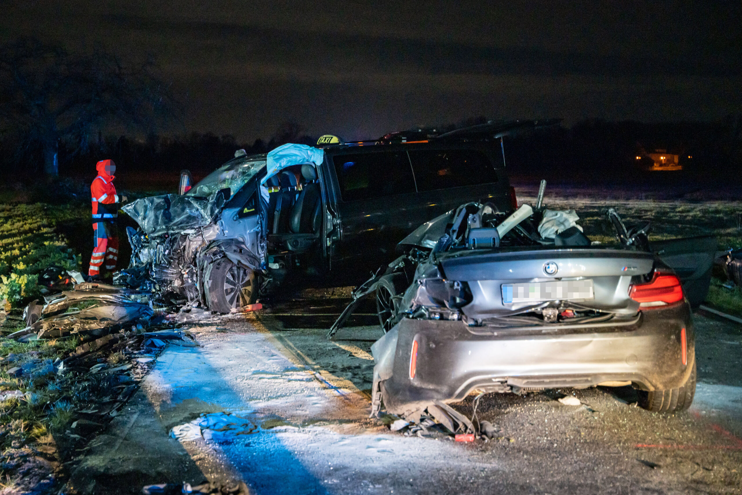 Zwei Autos prallten in der Nacht zum Samstag ineinander – fünf Menschen starben.