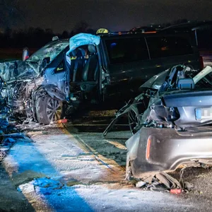 Zwei Autos prallten in der Nacht zum Samstag ineinander – fünf Menschen starben.