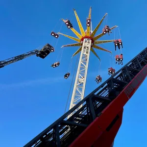 Bei einem Kettenkarussell auf der Kirmes in Halle gab es am Samstag auf einmal einen Defekt.