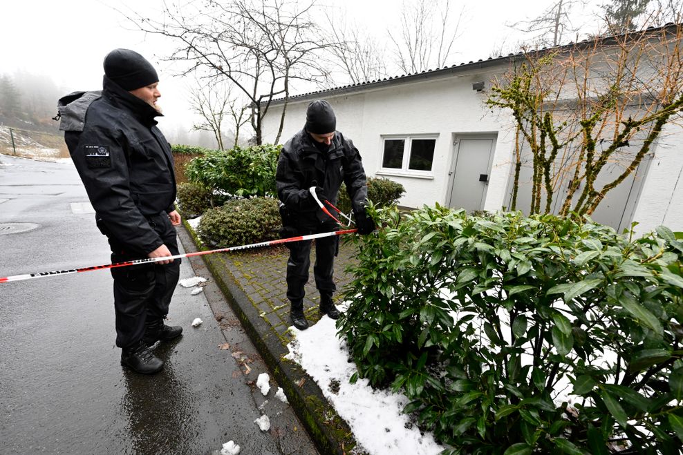 Polizisten sperren die Umgebung nahe des Fundorts einer Leiche weiträumig ab.