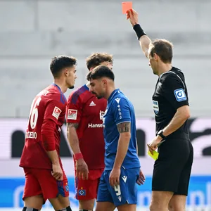 Schiedsrichter Sascha Stegemann zeigt Javi Montero die Gelb-Rote Karte