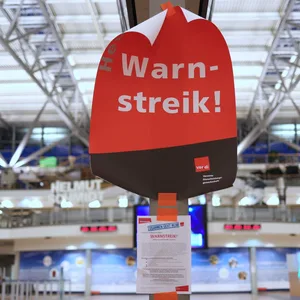 Ein Plakat mit dem Text „Warnstreik!“ hängt im menschenleeren Terminal 2 im Flughafen Hamburg.