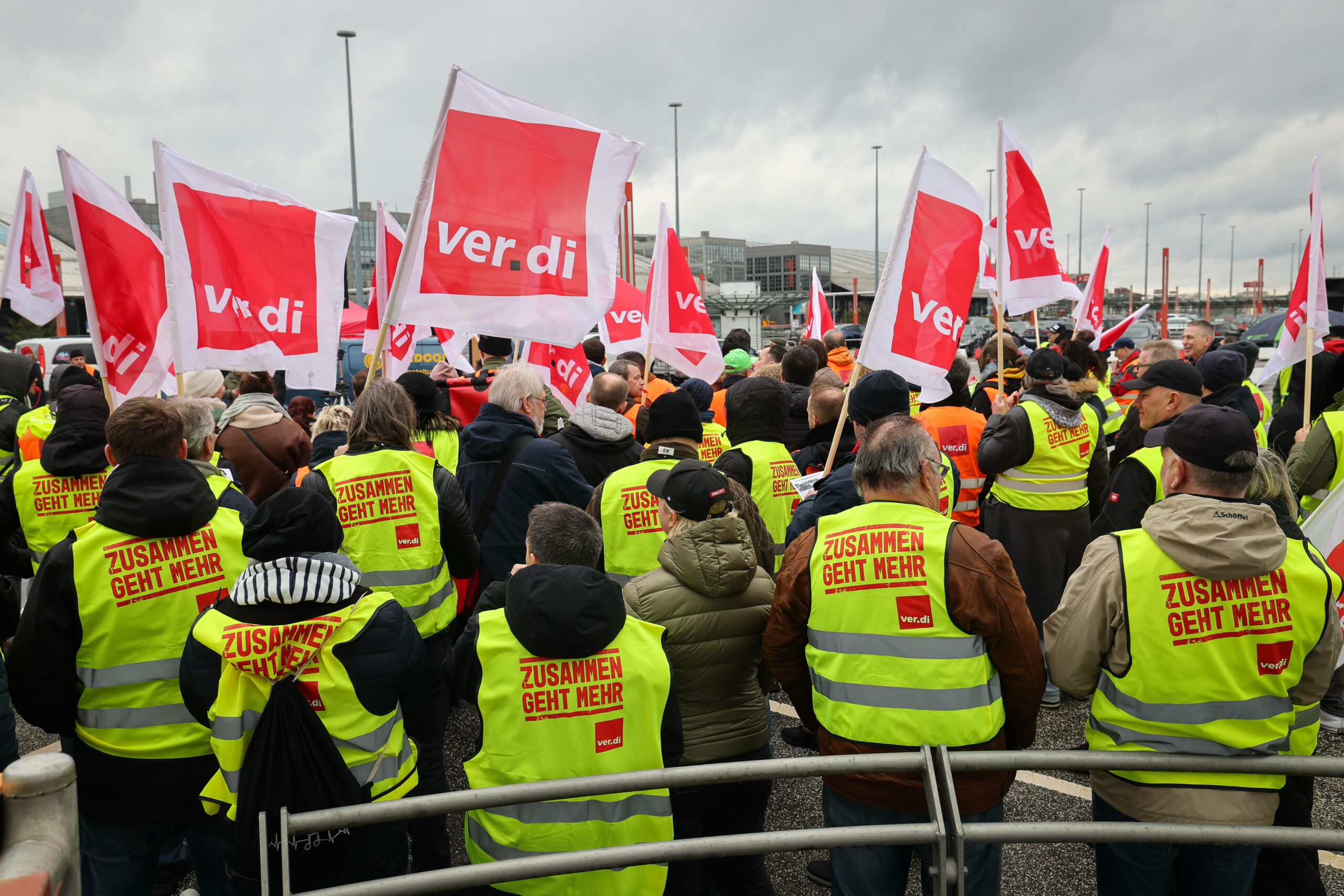 Mitarbeiterinnen und Mitarbeiter verschiedener Firmen am Airport Hamburg kommen auf einem Parkdeck am Flughafen zu einer Verdi-Kundgebung während ihres Warnstreiks zusammen.