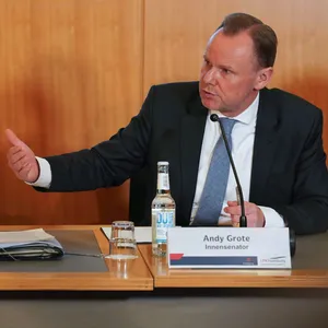 Innensenator Andy Grote (r.) und Polizeipräsident Ralf Martin Meyer (l.) müssen nach dem Amoklauf in Alsterdorf zurücktreten, fordert die Hamburger Opposition. (Archivbild)