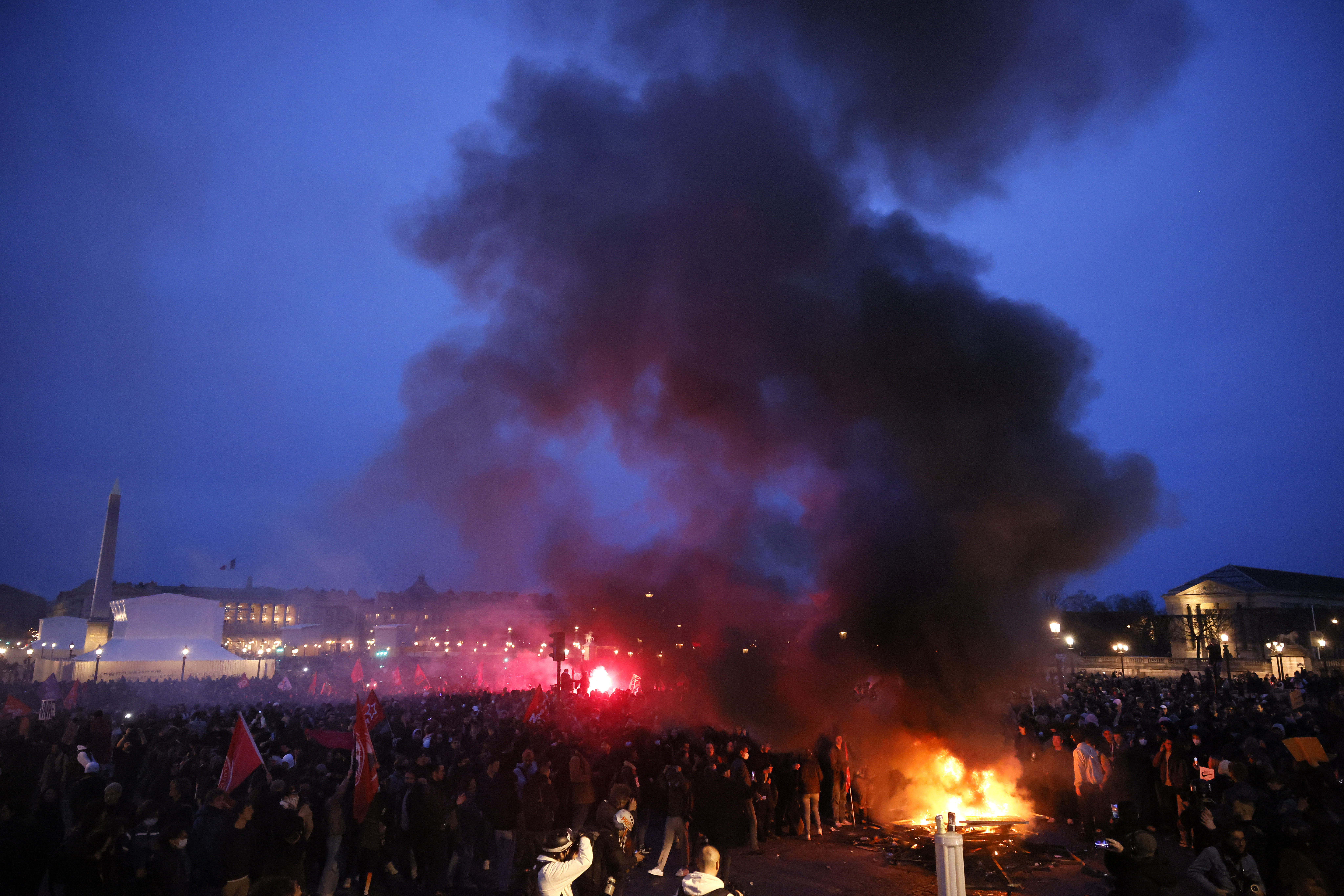 Bei Ausschreitungen in Paris wurden mehr als 200 Menschen festgenommen.