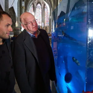 Die Initiatoren Marc Adeneuer (r) und Daniel Koller betrachten einen aus Kunstharz gegossenen Würfel namens „museum of modern ahrts“. Bald sind die Kunstwerke in den USA zu sehen.