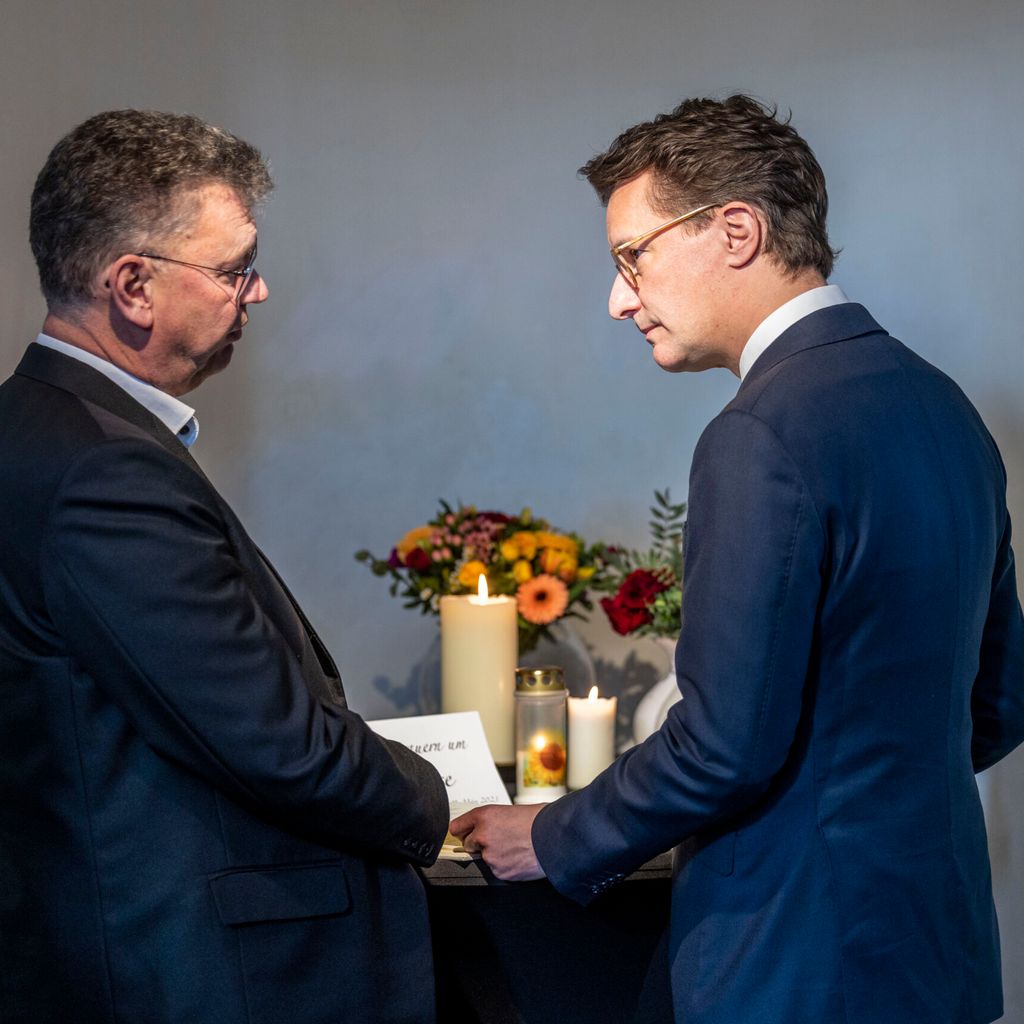 Hendrik Wüst (r, CDU), Ministerpräsident von Nordrhein-Westfalen, spricht Pfarrer Thomas Ijewski, bevor sich der Ministerpräsident in das Kondolenzbuch einträgt.