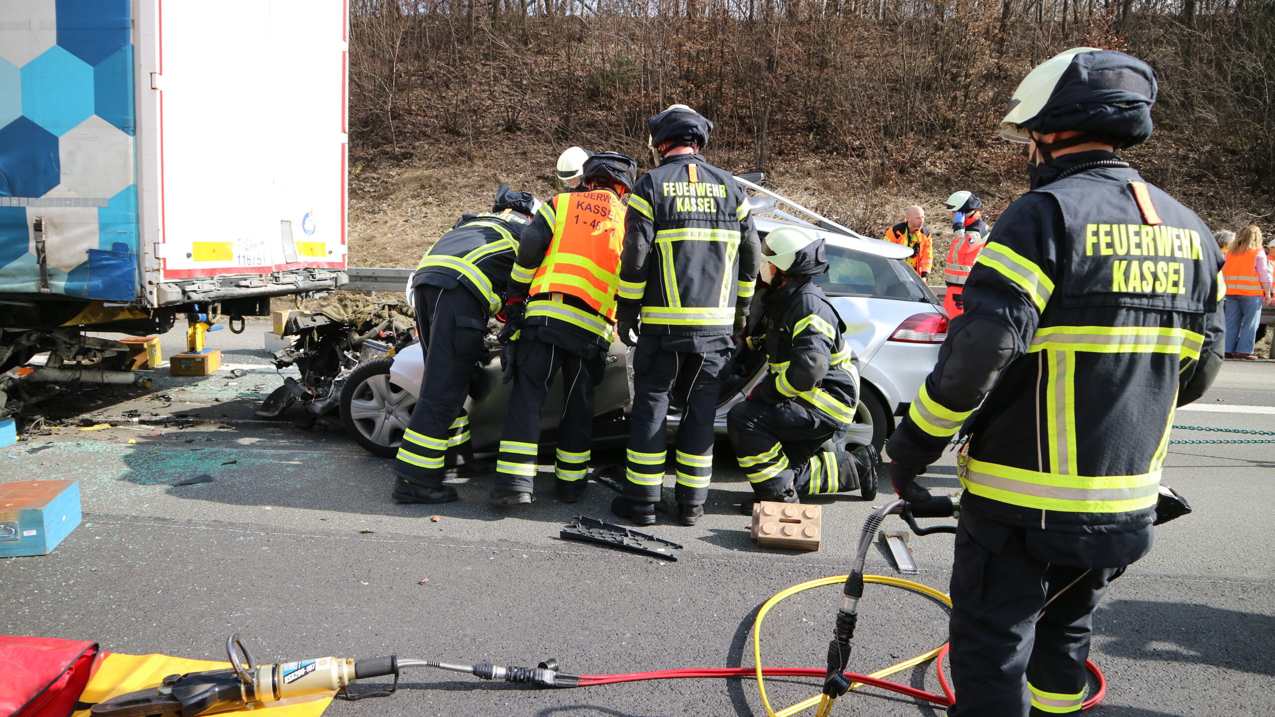 Feuerwehr stehen am Unfallort auf der A7 nahe Göttingen. Eine junge Mutter und ihr Sohn kamen in dem Kleinwagen ums Leben.