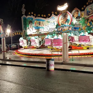 Die Polizei arbeitet am Tatort vor einem Fahrgeschäft auf dem Volksfest Send.
