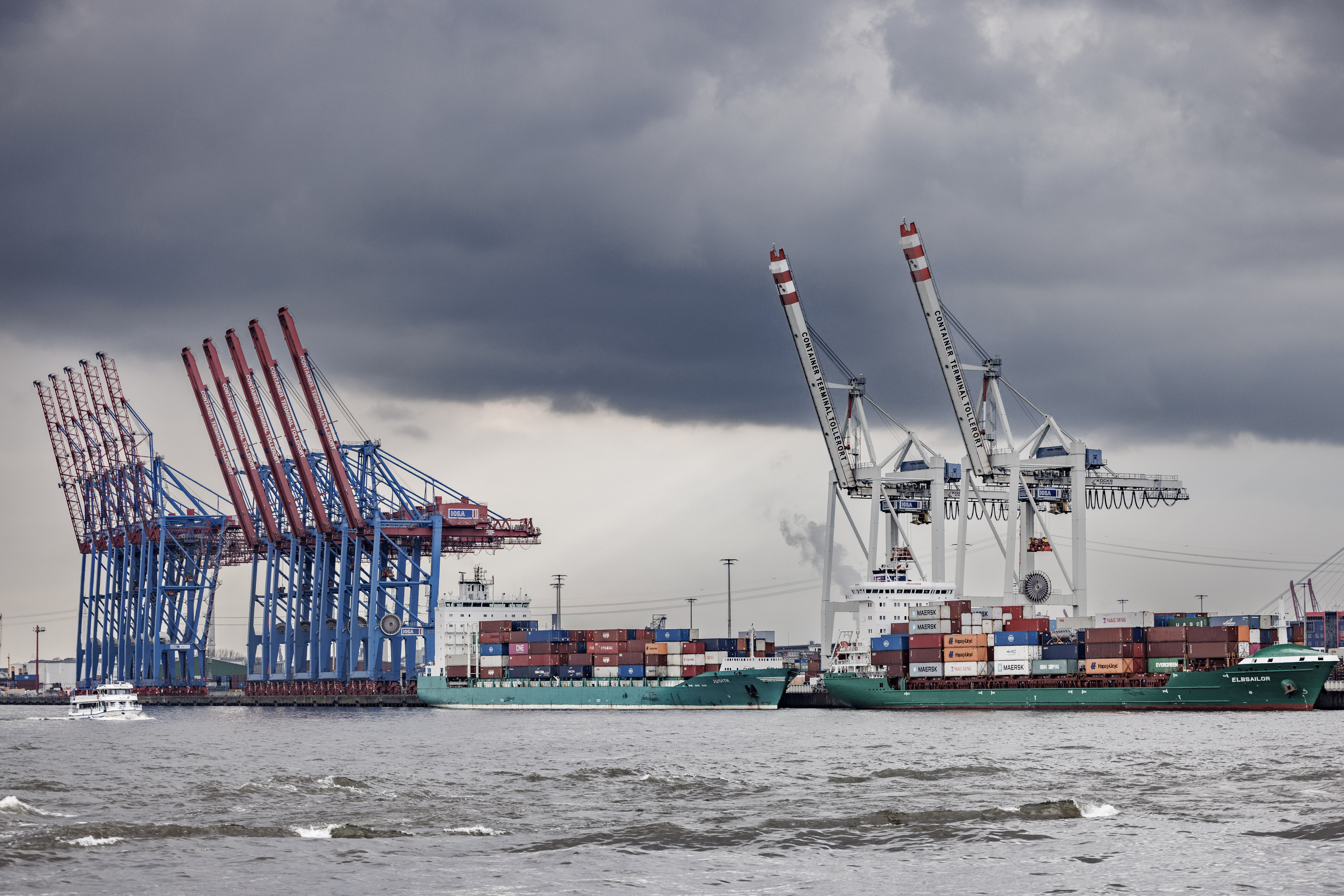 Dunkle Regenwolken aus denen sich teils kräftige Schauer ergießen, ziehen über den Hamburger Hafen.