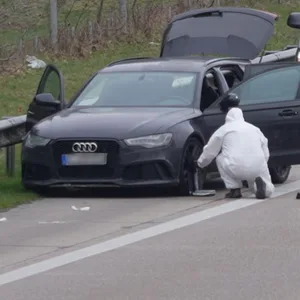 Ein PKW und ein Fahrzeug der Polizei stehen auf dem Standstreifen der Autobahn 1 bei Ahlhorn